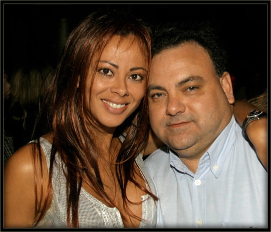 Olivia pose avec un homme