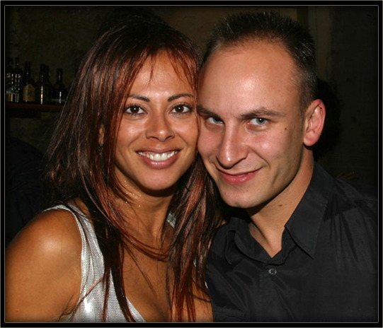 Olivia pose avec un homme