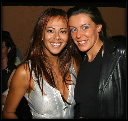 Olivia pose avec un femme
