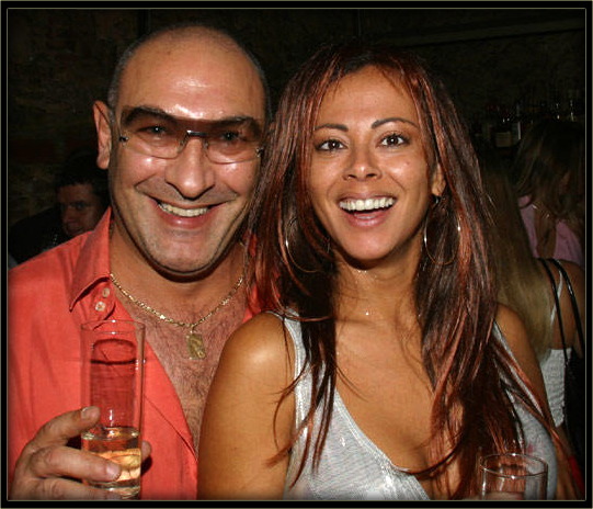 Olivia pose avec Roberto Malone